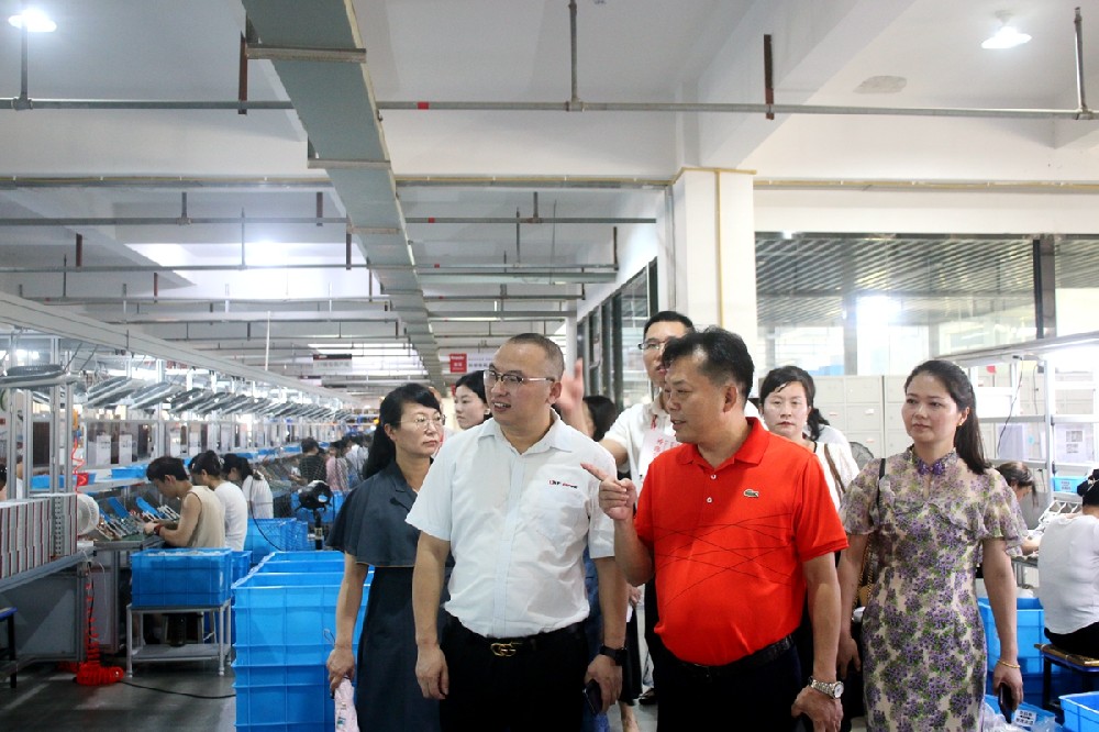 联动校企间，合作开生面丨南华大学语言文学学院党委书记龙志坚一行造访集团公司