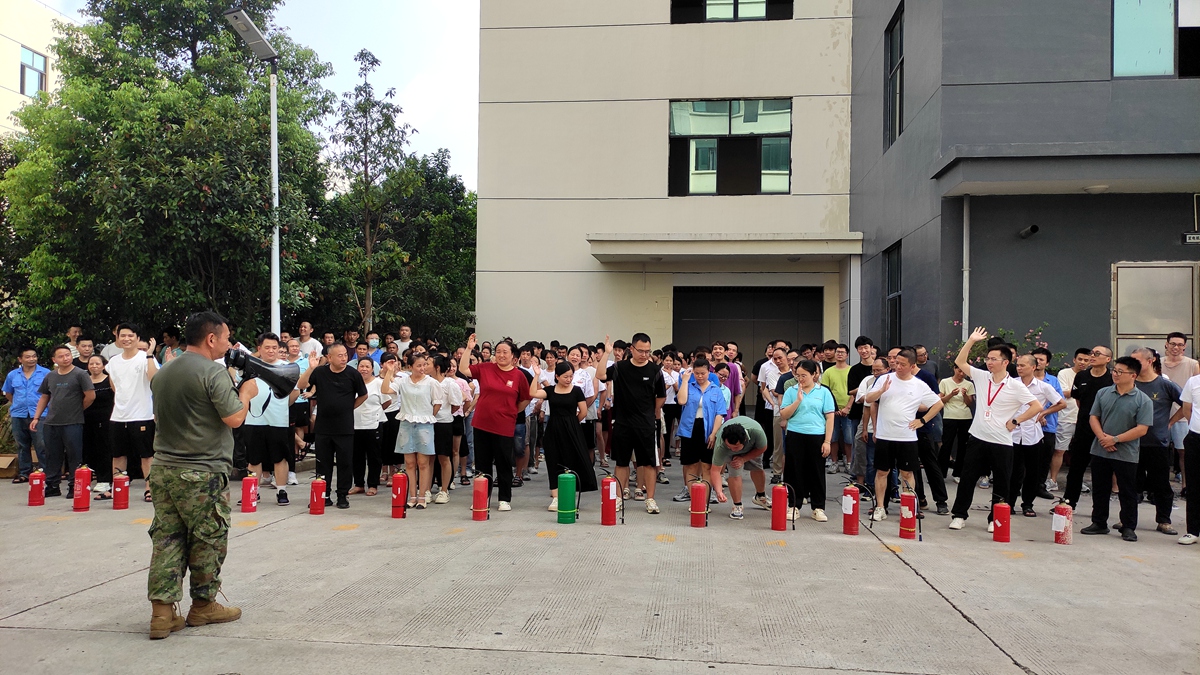 图片6：现场员工踊跃报名参与灭火演练.jpg